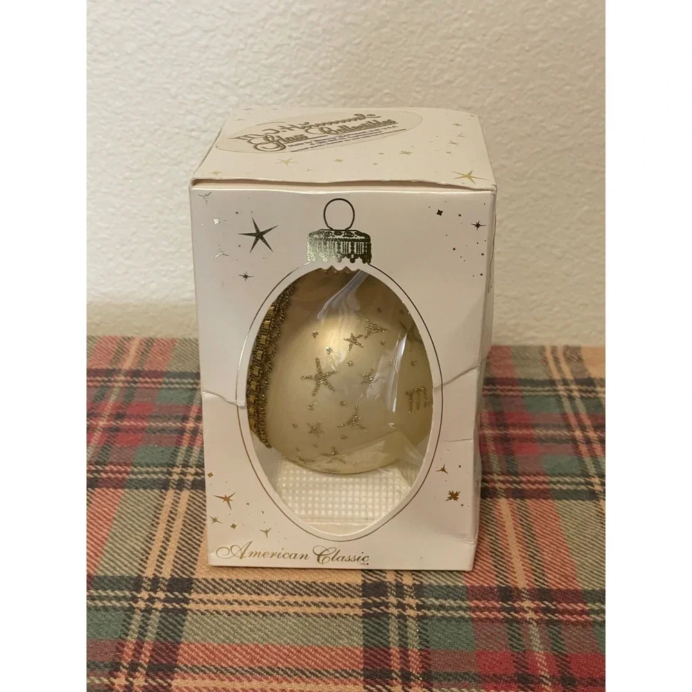M.J. Hummel Glass Ball Ornament Unisex OS Cream Excellent‎ 2002 American Classic